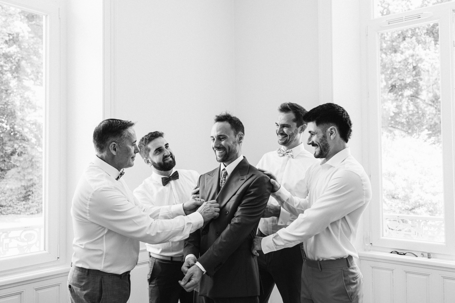 Photographe mariage Alsace – préparation du marié entouré de ses proches