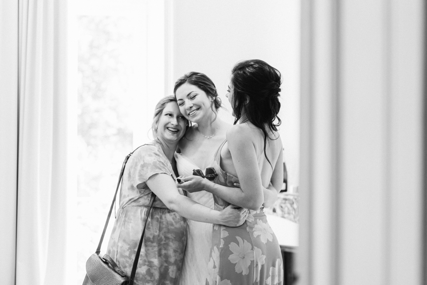 moment d’émotion entre la mariée et ses proches