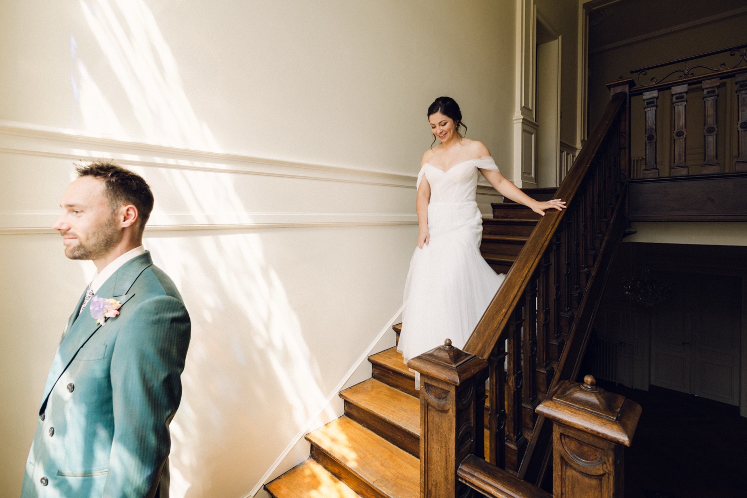 Photographe mariage Alsace – rencontre des mariés dans un escalier élégant