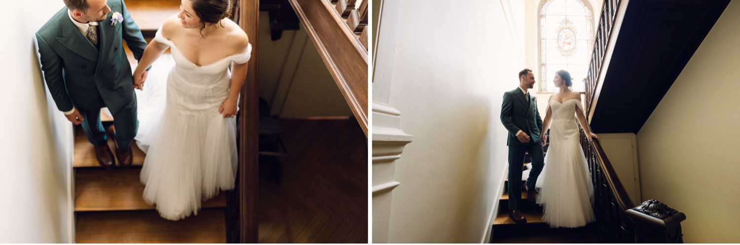 les mariés dans un escalier élégant