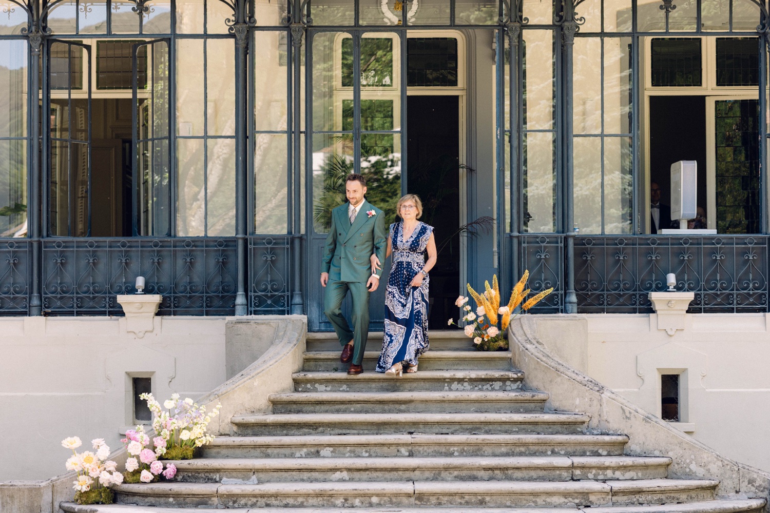 sortie des invités devant la Villa des Hêtres Pourpres