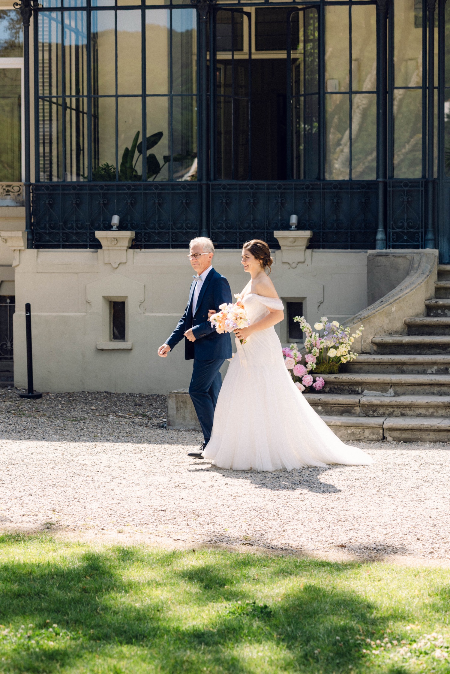 Photographe mariage Alsace – entrée de la mariée lors de la cérémonie laïque en extérieur