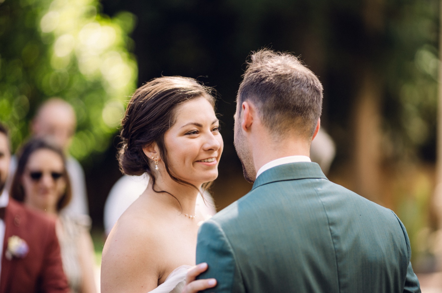 Photographe mariage Alsace – échange de regards entre les mariés pendant la cérémonie