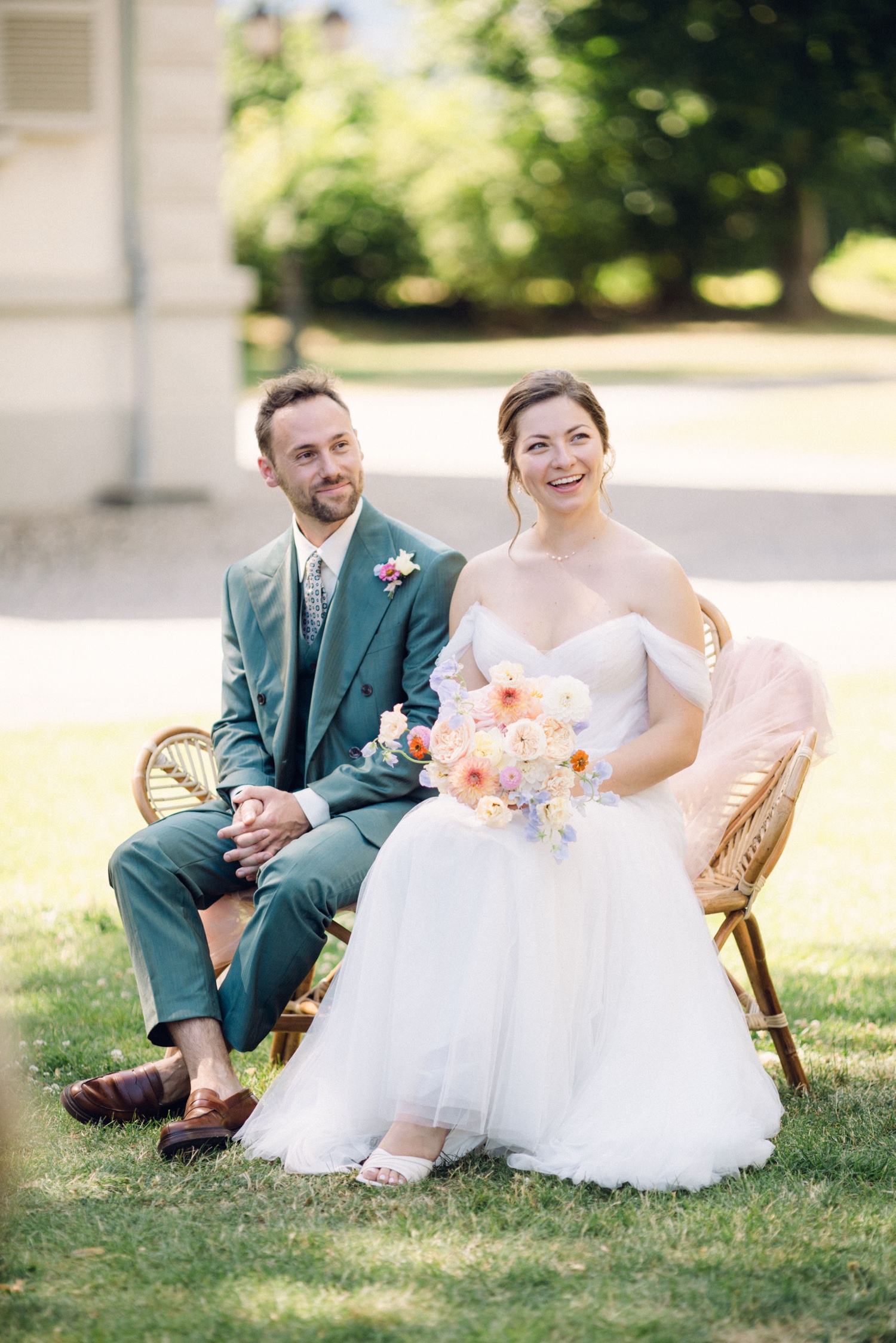 Photographe mariage Alsace – les mariés assis pendant la cérémonie laïque en extérieur