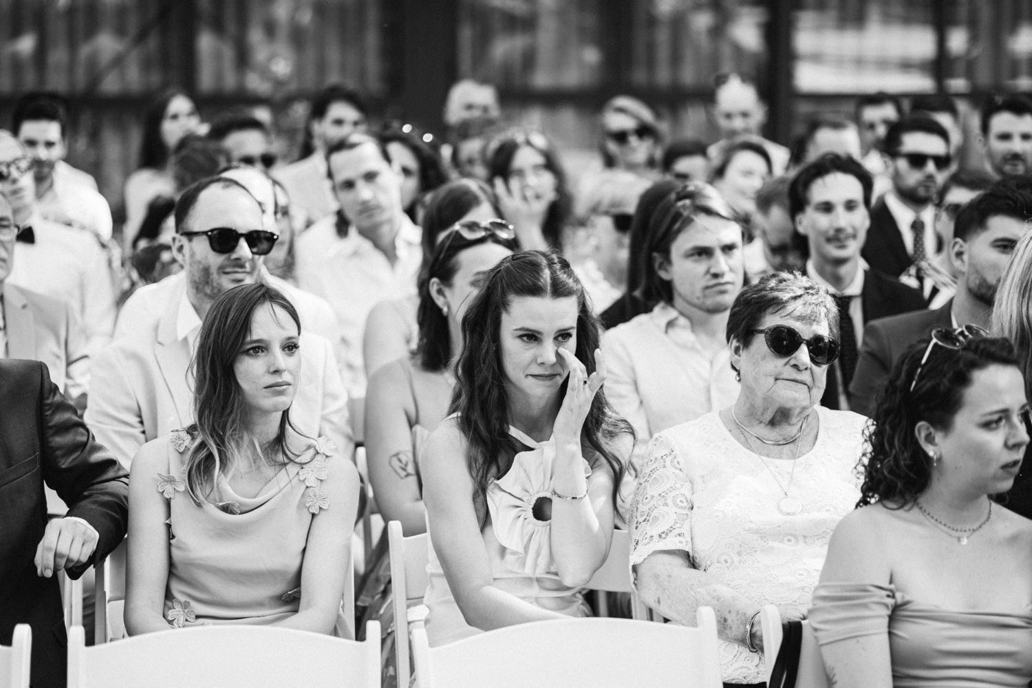 Photographe mariage Alsace – invités attentifs lors de la cérémonie laïque en extérieur