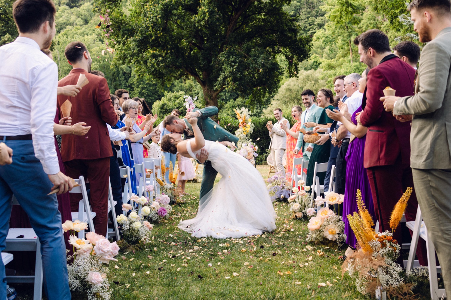 sortie de cérémonie laïque avec les mariés entourés de leurs invités