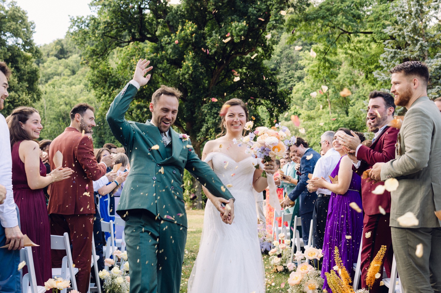 Photographe mariage Alsace – sortie de cérémonie laïque avec lancer de pétales et ambiance festive