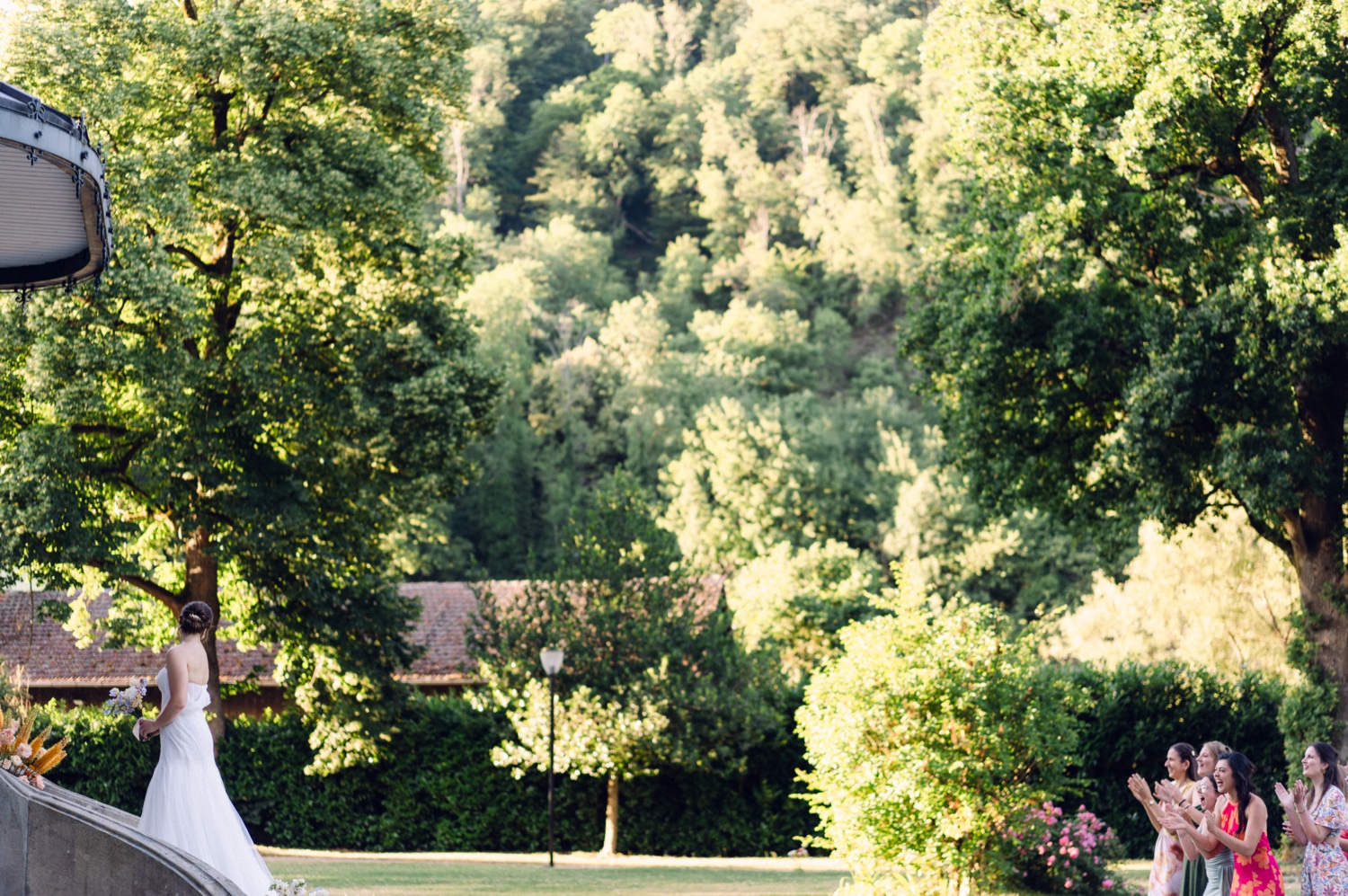 mariée rejoignant ses invités dans le jardin