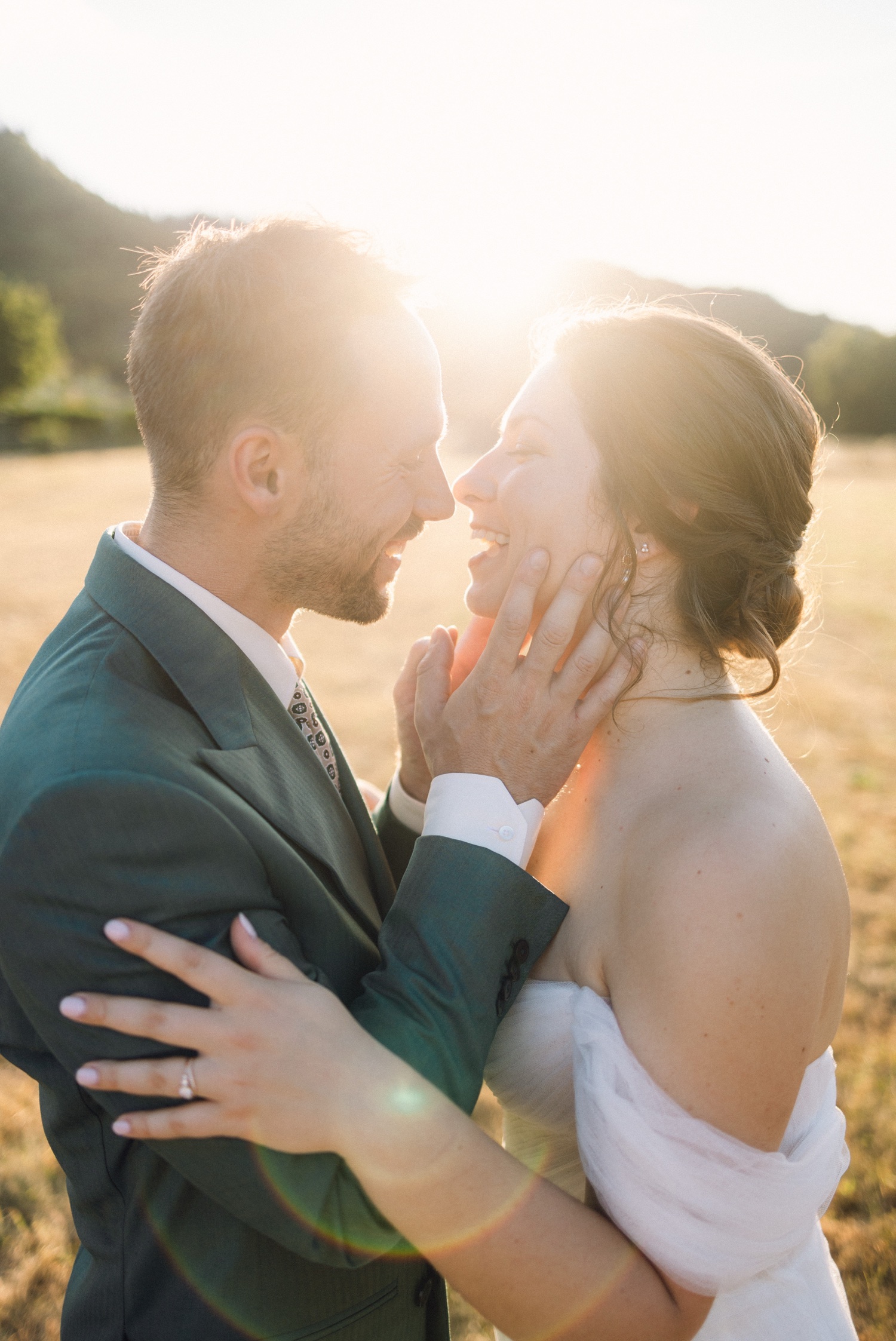 Photographe mariage Alsace – moment complice des mariés au coucher de soleil