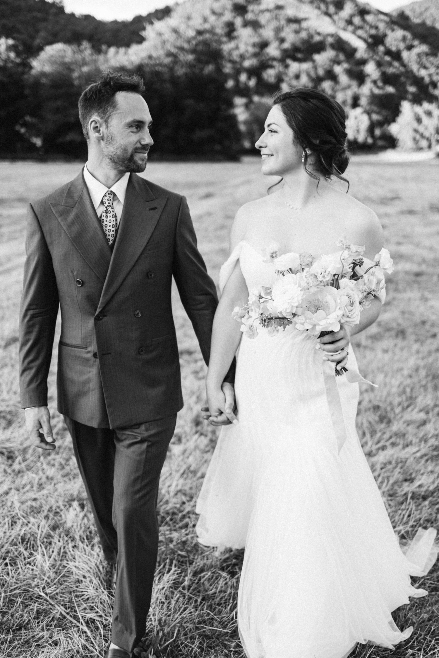 Photographe mariage Alsace – mariés marchant main dans la main en noir et blanc