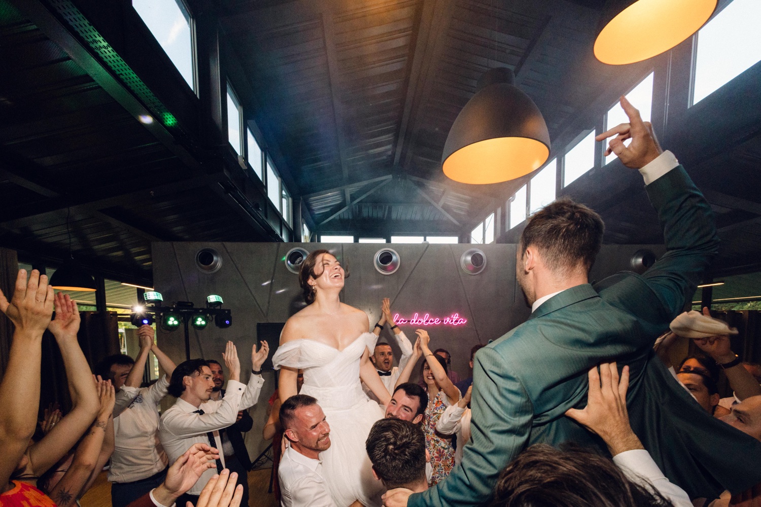 ouverture de bal et ambiance festive avec les mariés entourés de leurs invités