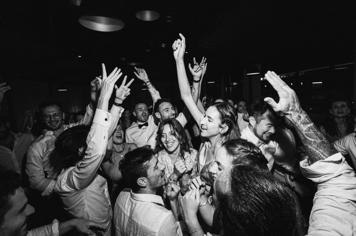 Photographe mariage Alsace – piste de danse animée et invités en fête lors de la soirée de mariage