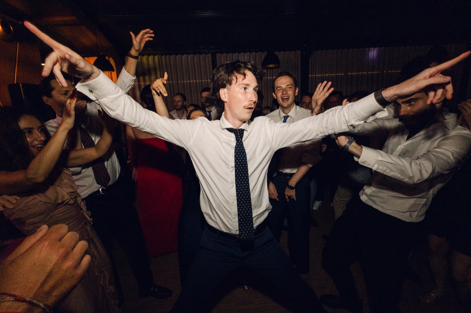 Photographe mariage Alsace – invité dansant sur la piste lors de la soirée de mariage