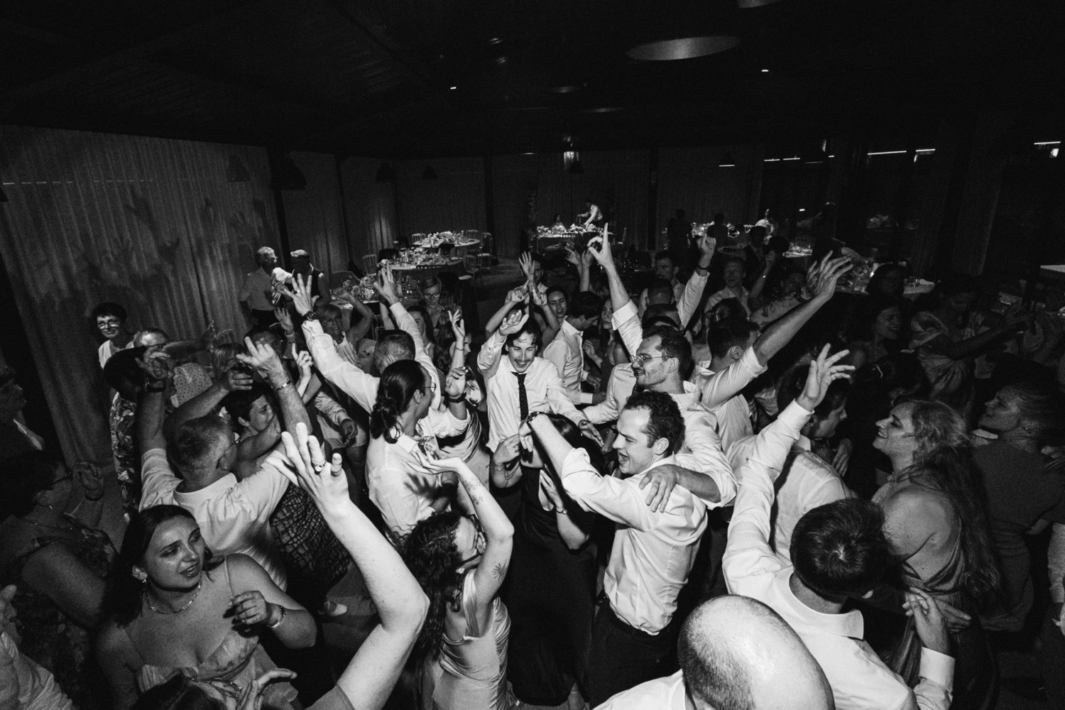 Photographe mariage Alsace – soirée de mariage animée avec les invités sur la piste de danse