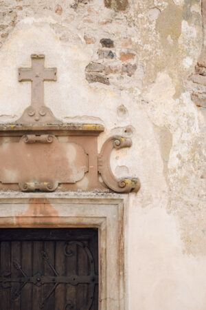 détail d’une porte ancienne du château de Thanvillé en Alsace avec croix en pierre