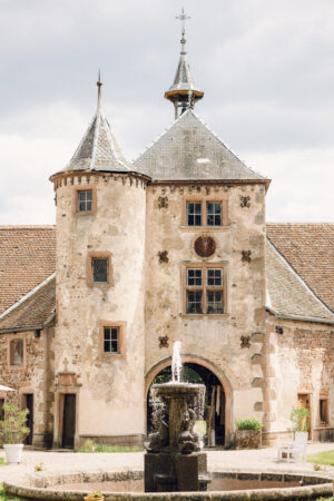 château de Thanvillé en Alsace, façade avec tour et fontaine dans la cour