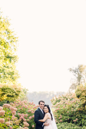 photo de couple dans le jardin du Domaine du Kaegy en lumière naturelle