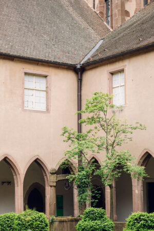 cloitre en pierre des Dominicains de Haute-Alsace avec architecture gothique