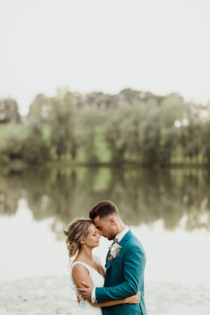 photo de couple au bord de l eau au domaine saint loup à michelbach en alsace