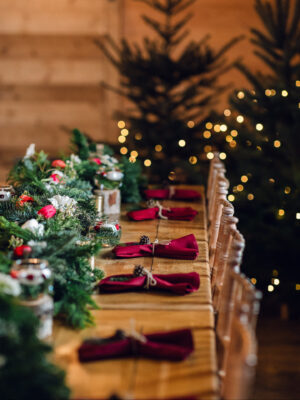 table de réception décorée pour un mariage hivernal à la drille au bord de l’eau à Wisches