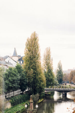 vue sur la rivière et un pont à strasbourg près de la villa quai sturm