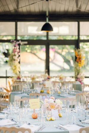 table de réception décorée avec fleurs et verrerie à la Villa des Hêtres Pourpres