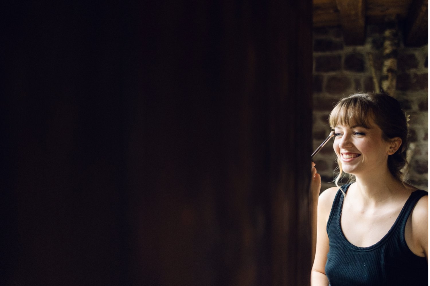 Mariée souriante avant la cérémonie