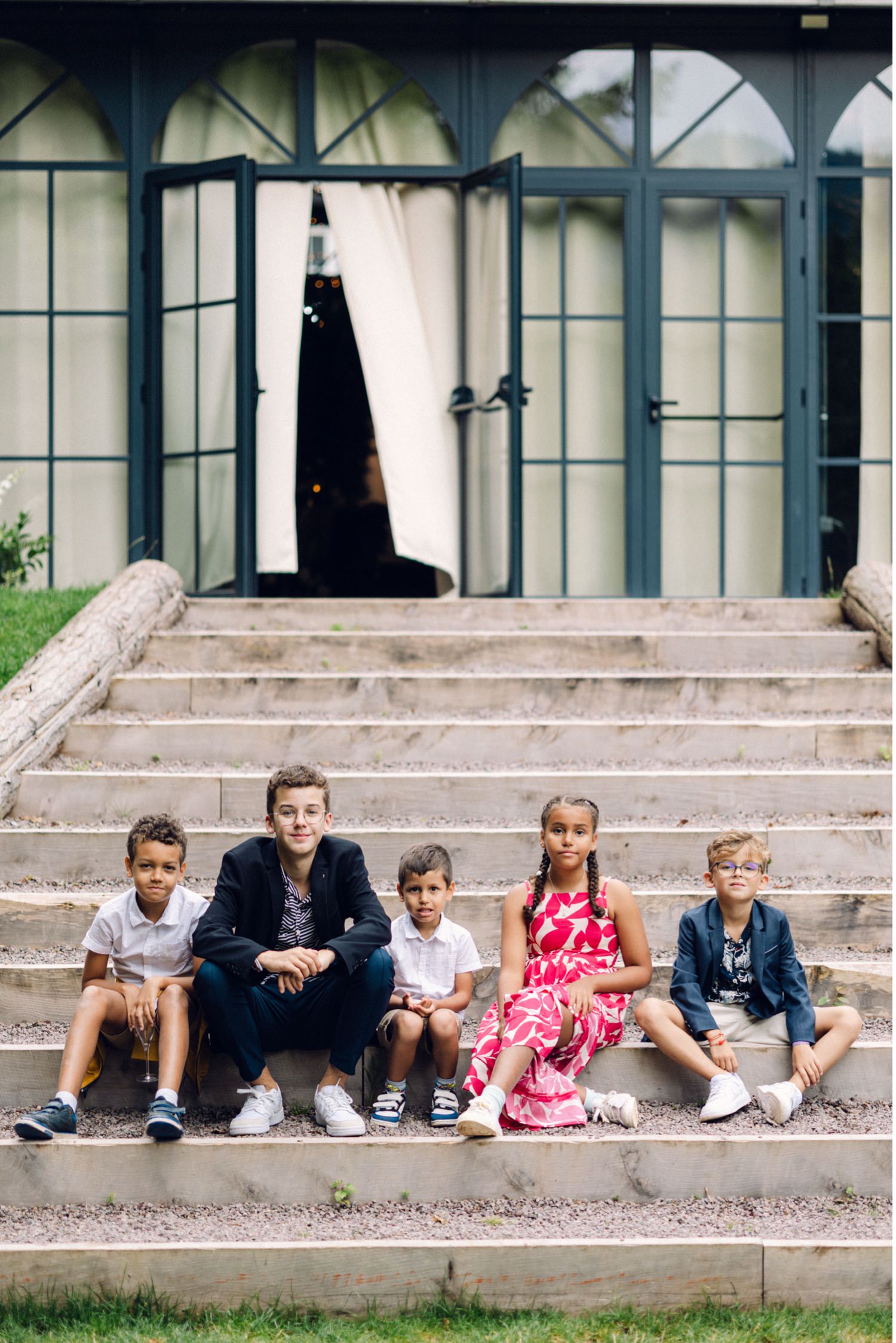 Enfants devant l'Orangerie du Manoir