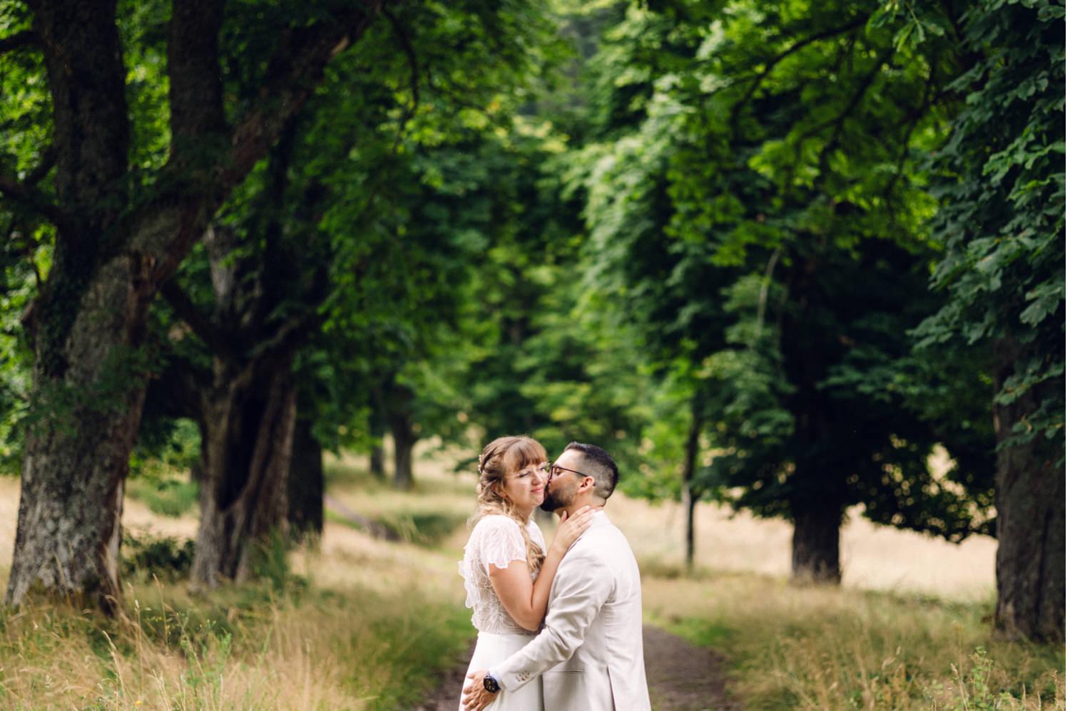 Baiser des mariés dans le parc