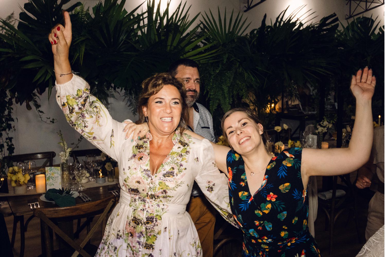 Invités pendant la soirée de mariage